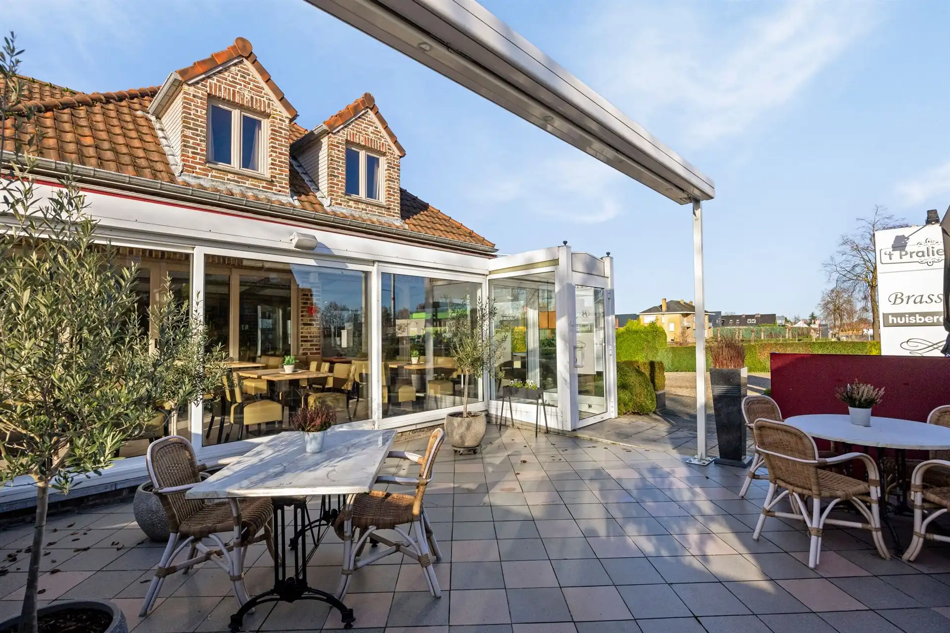 Commercieel bedrijfspand met woonst langs de Rijksweg in Maasmechelen, met hoge visibiliteit, parkeermogelijkheden en veelzijdig commercieel potentieel! foto 4