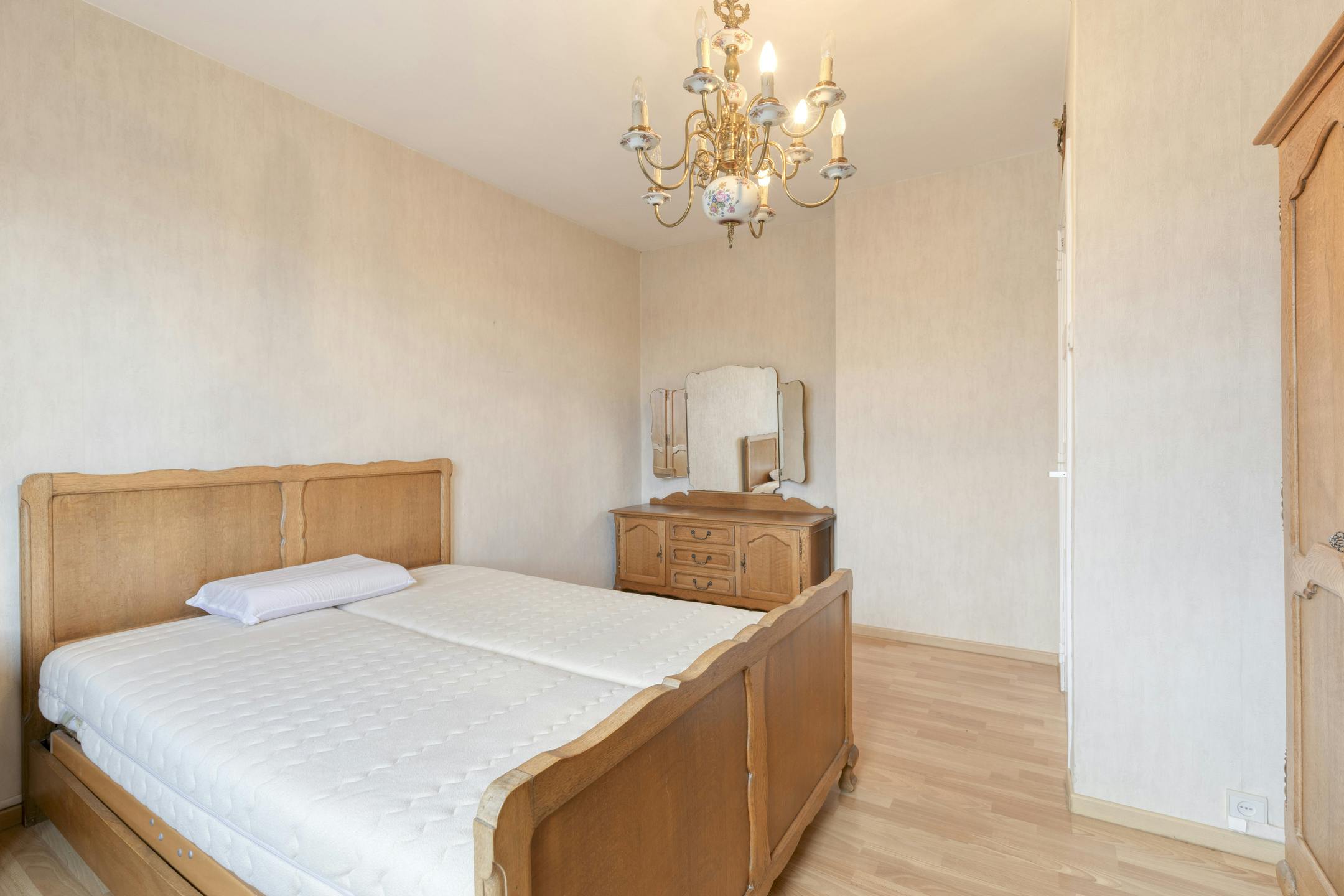 Woning met 3 slaapkamers, garage en tuin te koop. foto 5