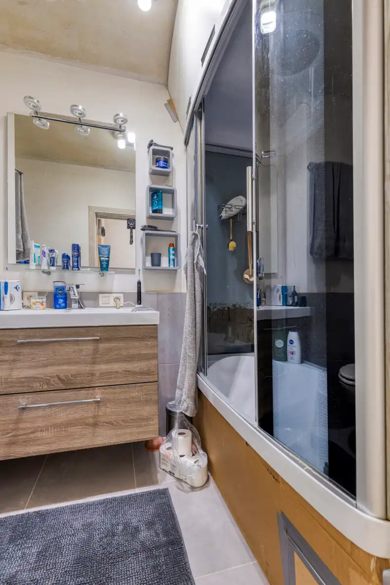 Gezellig instapklaar appartement met ondergrondse standplaats ! foto 10