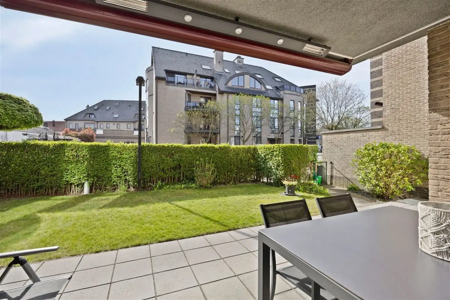 Uitzonderlijk ruim, gelijkvloers 2-slaapkamer appartement met terras en tuintje, zonnepanelen en inpandige garagebox gelegen vlakbij het centrum van Maaseik. foto 8