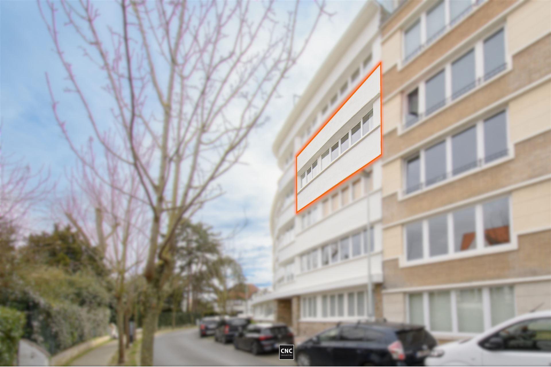 Ruim en lichtrijk appartement met zonnig terras op toplocatie in Knokke. Rustig gelegen in een karaktervolle residentie met prachtig open zicht op groen en de typische Zoute-villaatjes. foto 3