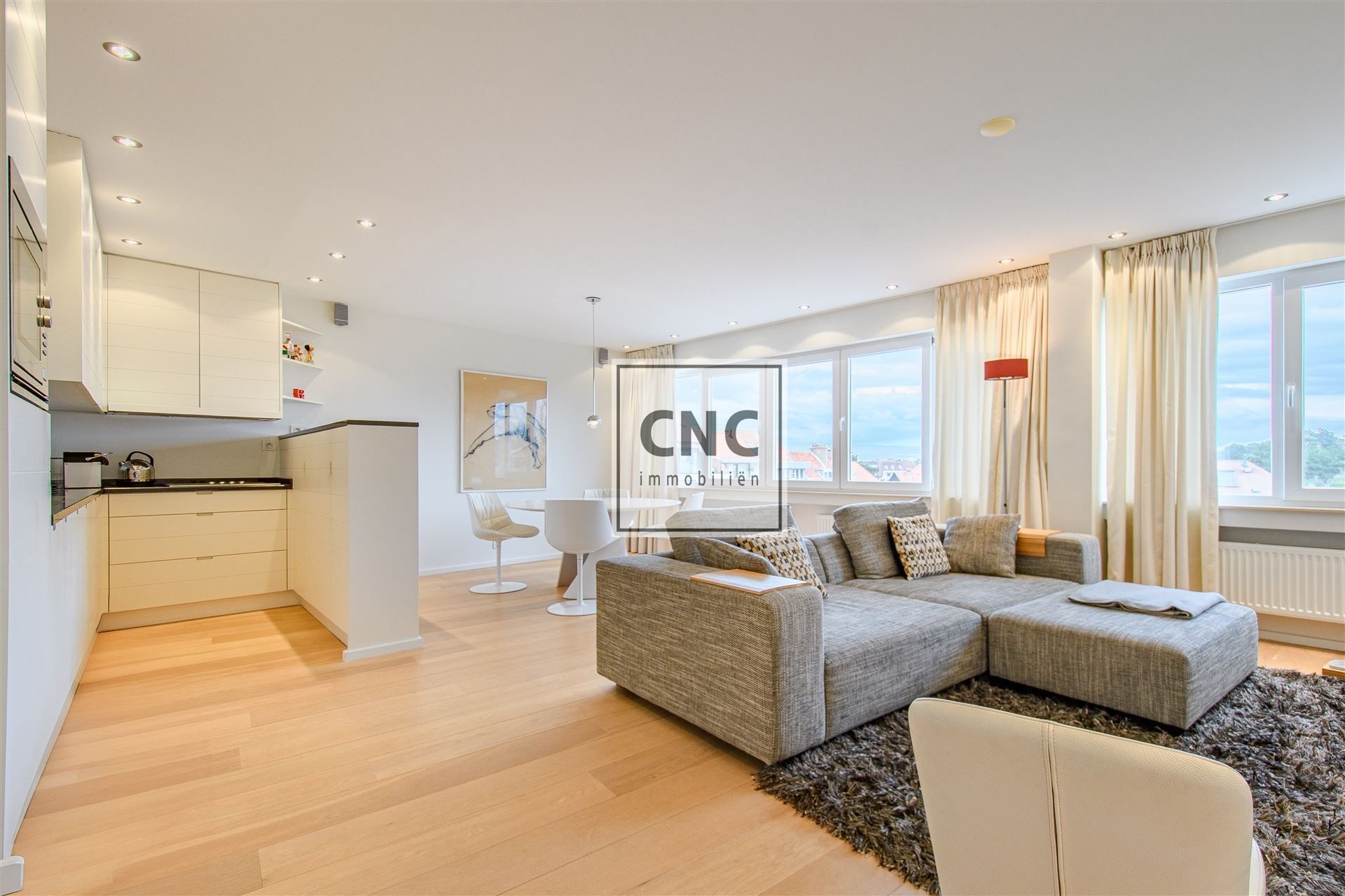 Ruim en lichtrijk appartement met zonnig terras op toplocatie in Knokke. Rustig gelegen in een karaktervolle residentie met prachtig open zicht op groen en de typische Zoute-villaatjes. foto 3