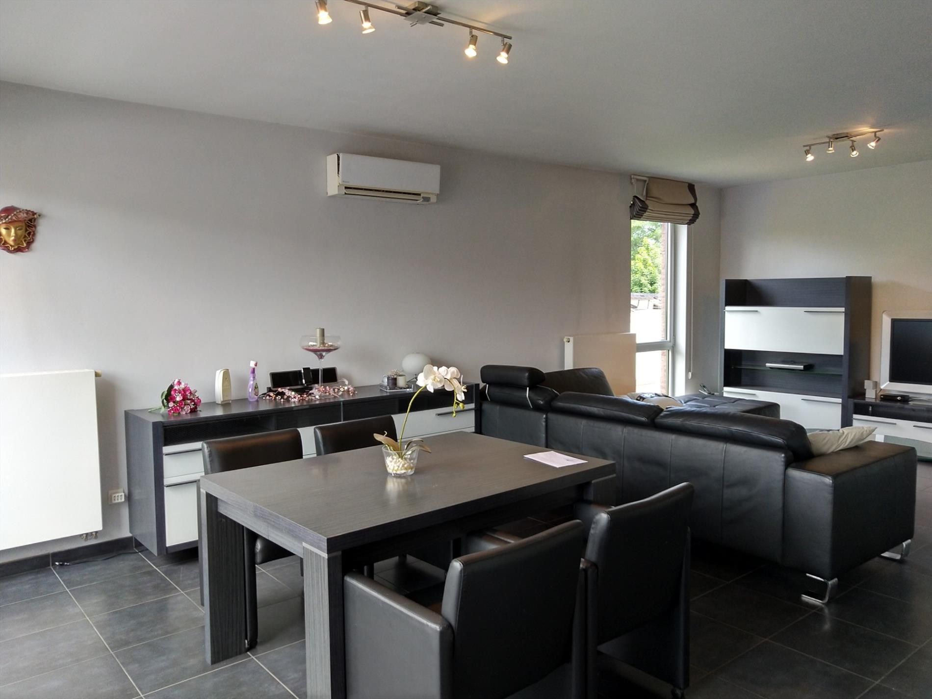 een ruim en deels bemeubeld duplexappartement met terrassen, autostaanplaats en berging foto 4