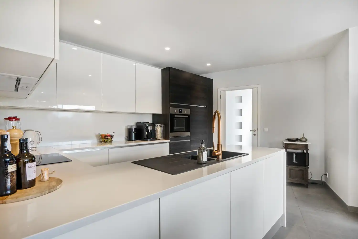 Instapklare energiezuinige villa met 4 zeer ruime slpkrs en ruime inpandige garage op 1006m2 foto 3