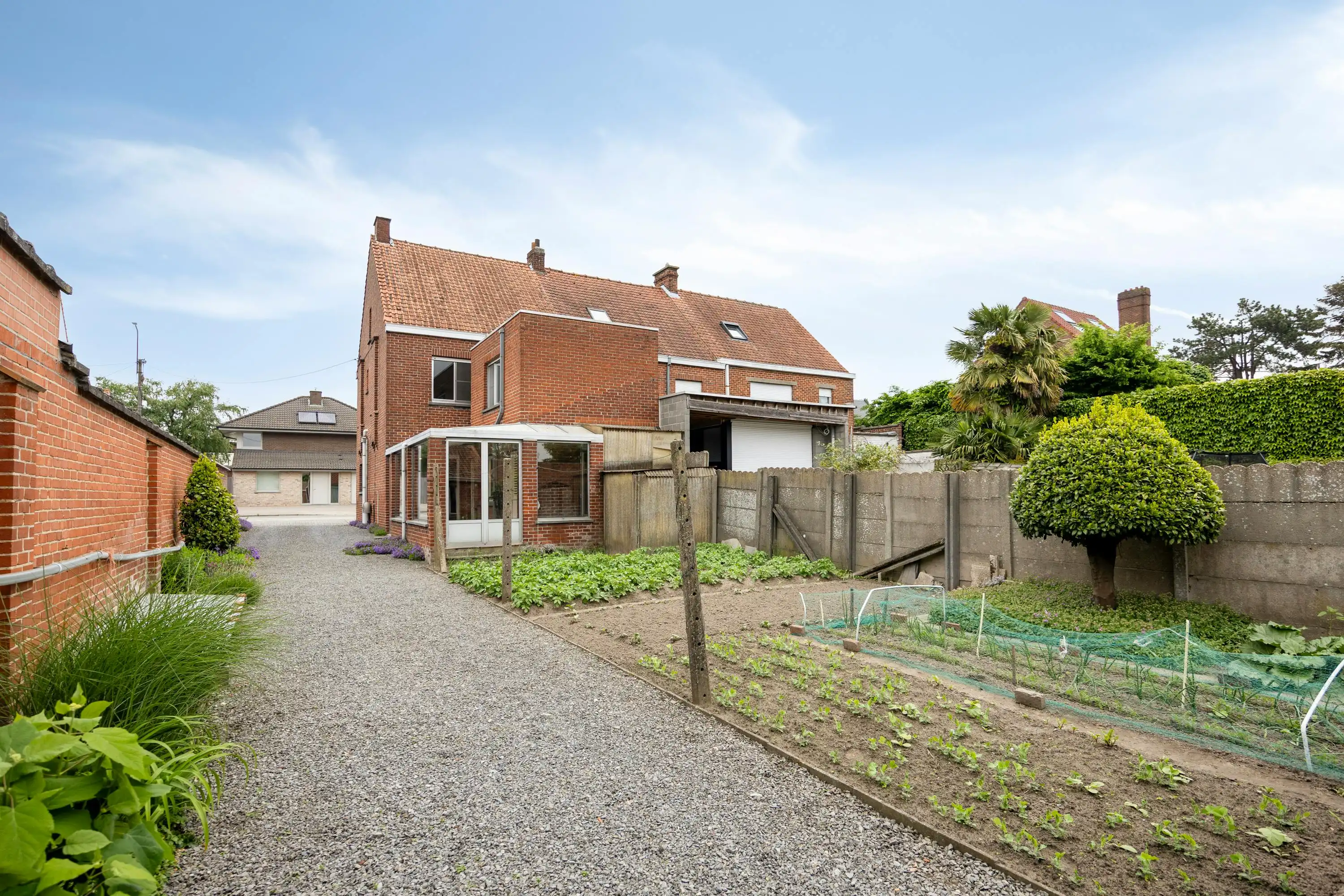 Hoofdfoto van de publicatie: Half open huis te Izegem 