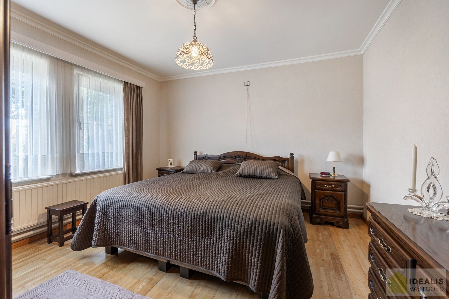 IDEALIS VASTGOED – PERFECT ONDERHOUDEN, INSTAPKLARE WONING +- 175M², MET MAAR LIEFST 4 SLAAPKAMERS, HEERLIJK LICHTRIJKE WOONKAMER EN DUBBELE GARAGE OP EEN PRACHTIG GROEN EN RUIM PERCEEL VAN 18A 43CA. foto 15