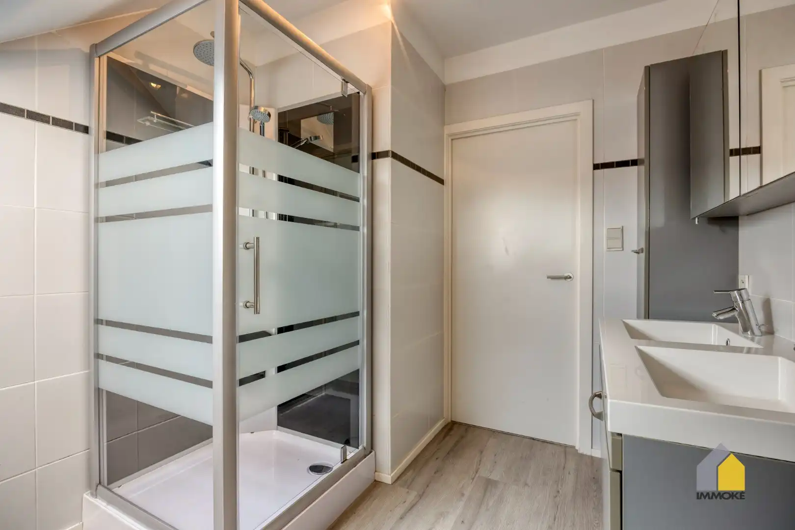 Modern appartement met 2 slpks en parking. foto 14