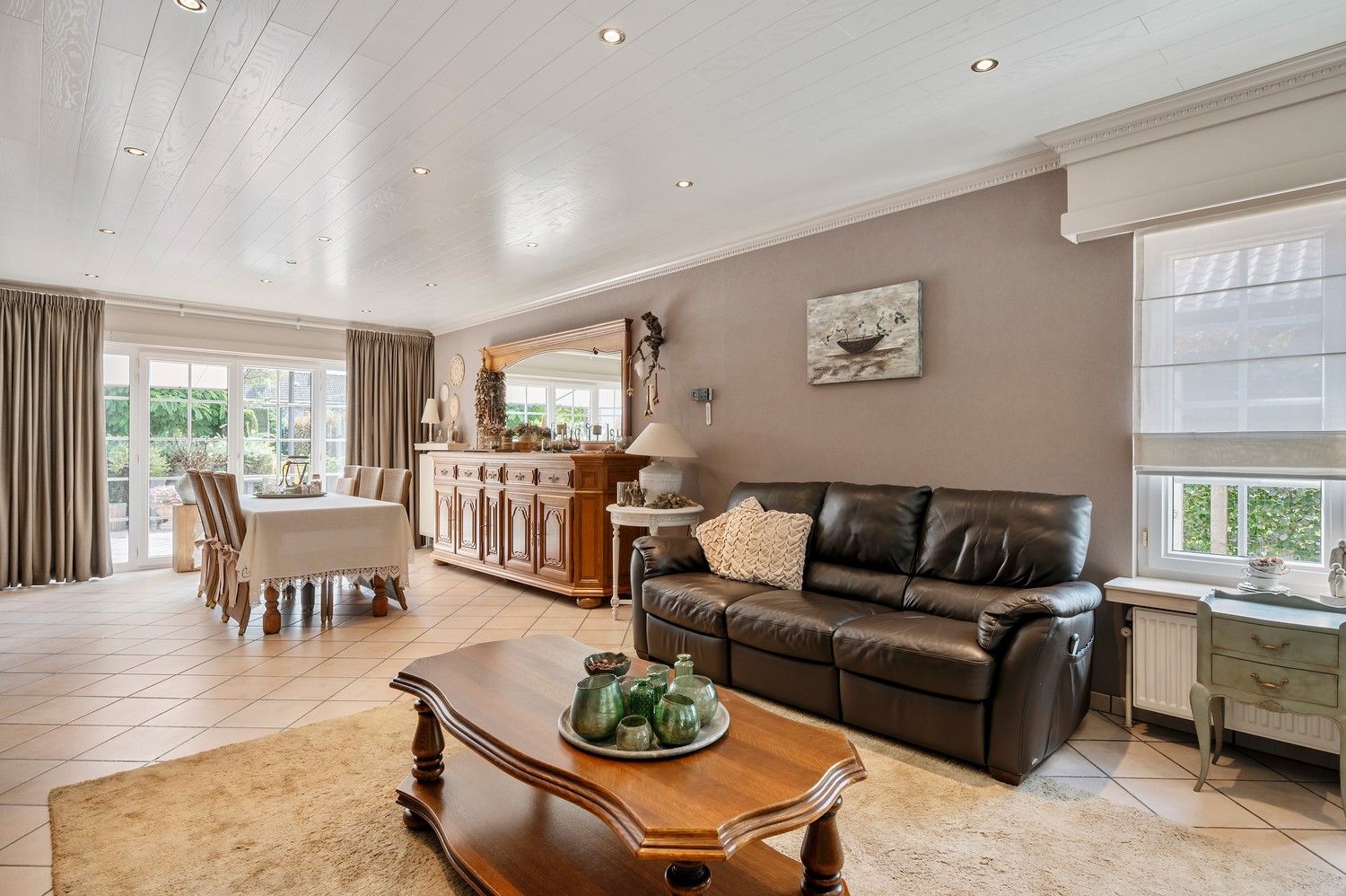 Ruime gezinswoning op breed en groot perceel van 1122m² foto 4