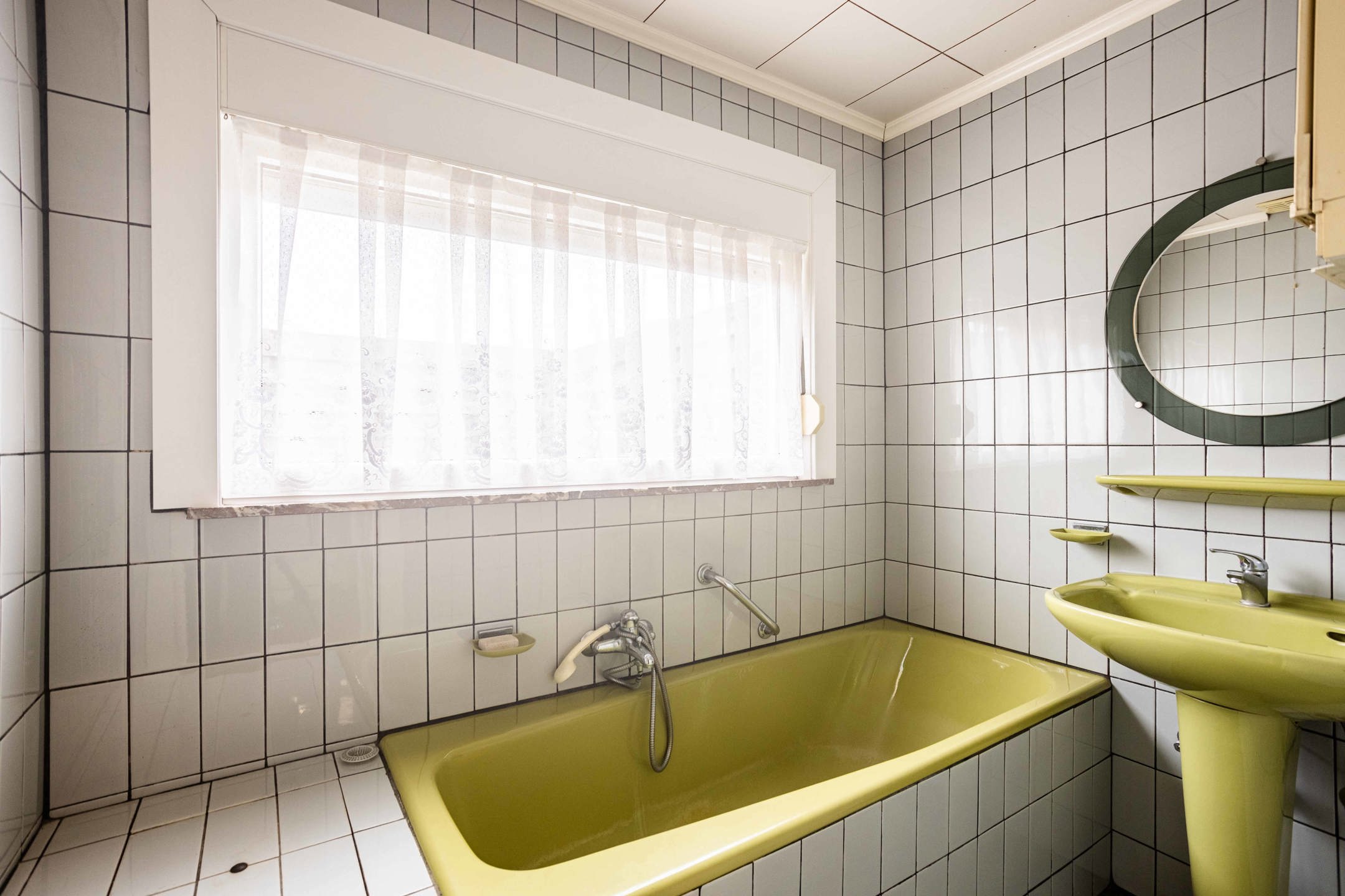 Te renoveren solide woning met garage op uitstekende locatie foto 13