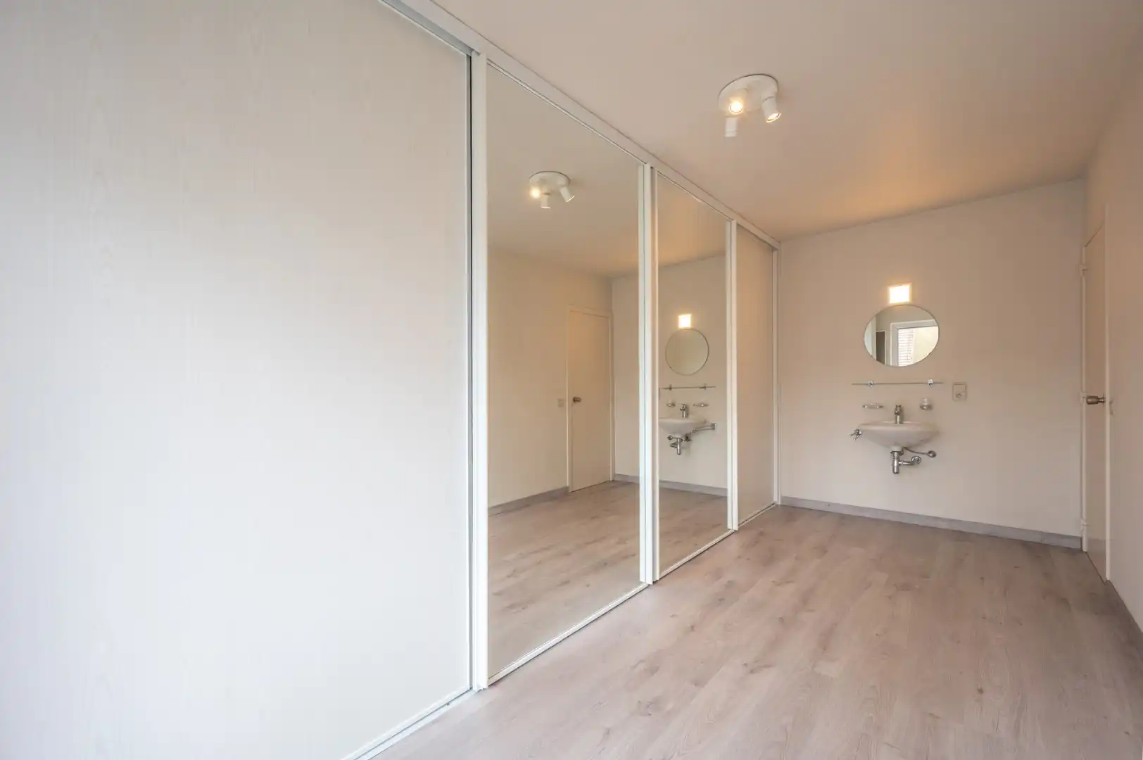 Ruim appartement met 2 volwaardige slaapkamers en west-orientatie op Lippenslaan foto 13
