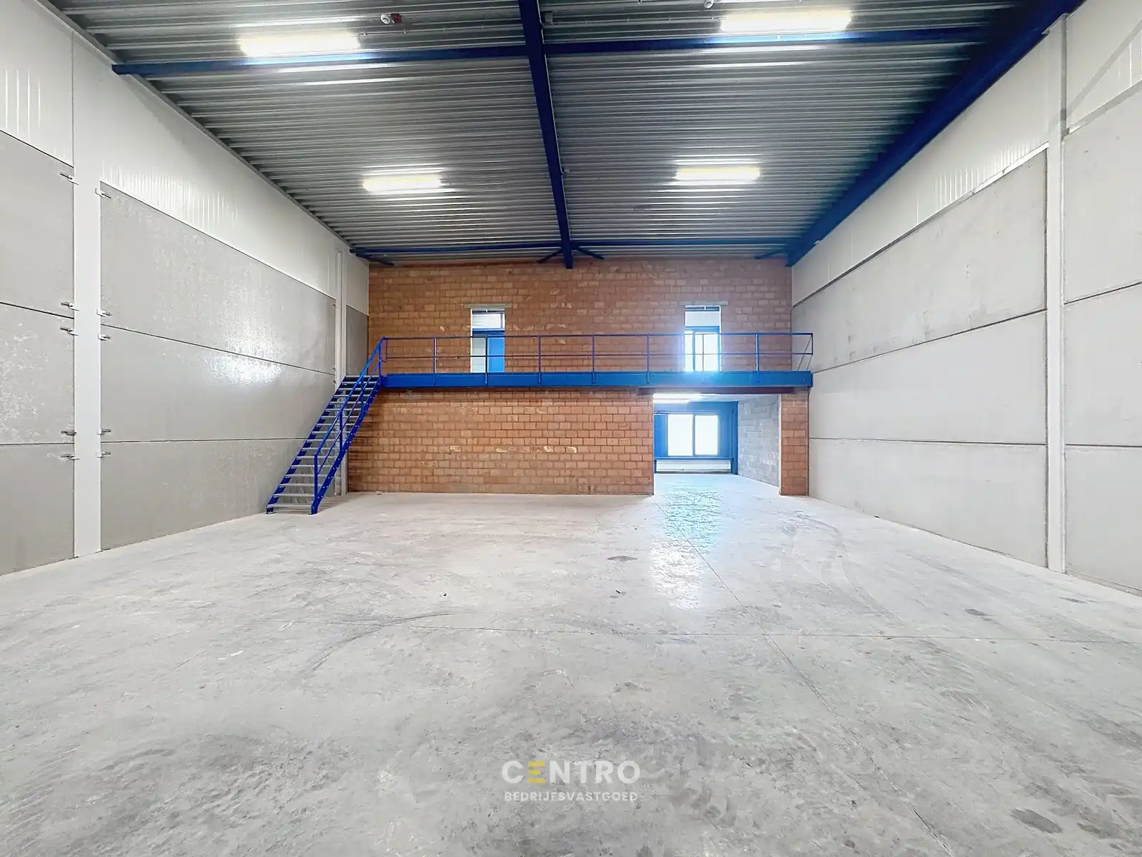 NB KMO-UNIT (227.20m²) met mezzanine (82.17m²) te koop met 2 private parkeerplaatsen voor de deur, elektrische sectionaalpoort en sanitair blok op industriezone "Herdersbrug" te 8000 Brugge foto 4