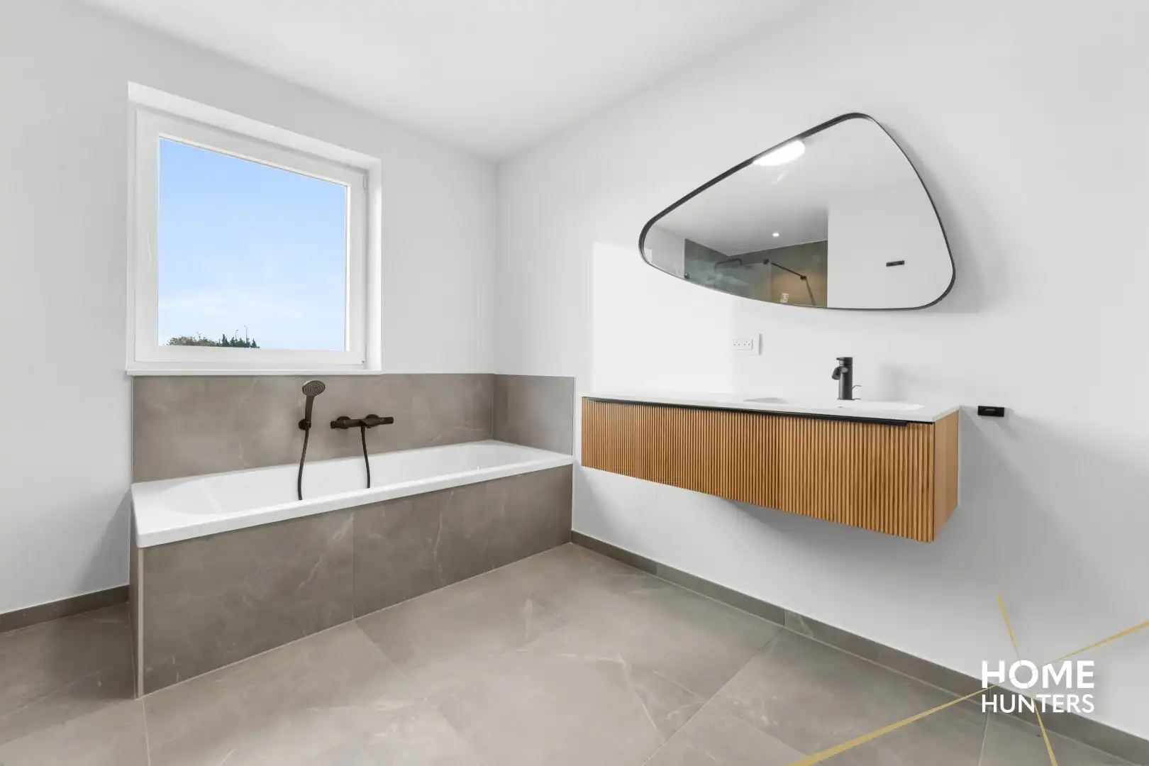 Luxueus afgewerkte halfopen nieuwbouwwoning met vergezichten foto 16