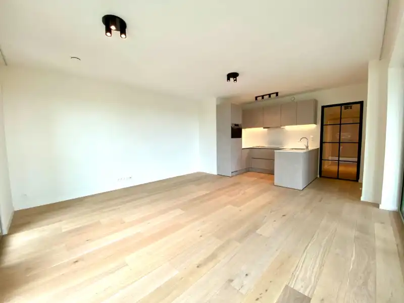 Instapklaar recent appartement met 2 slaapkamers foto 8