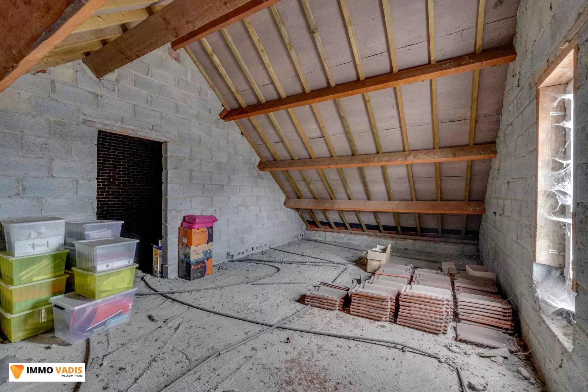 Instapklare halfopen woning met tuin en twee garages foto 14
