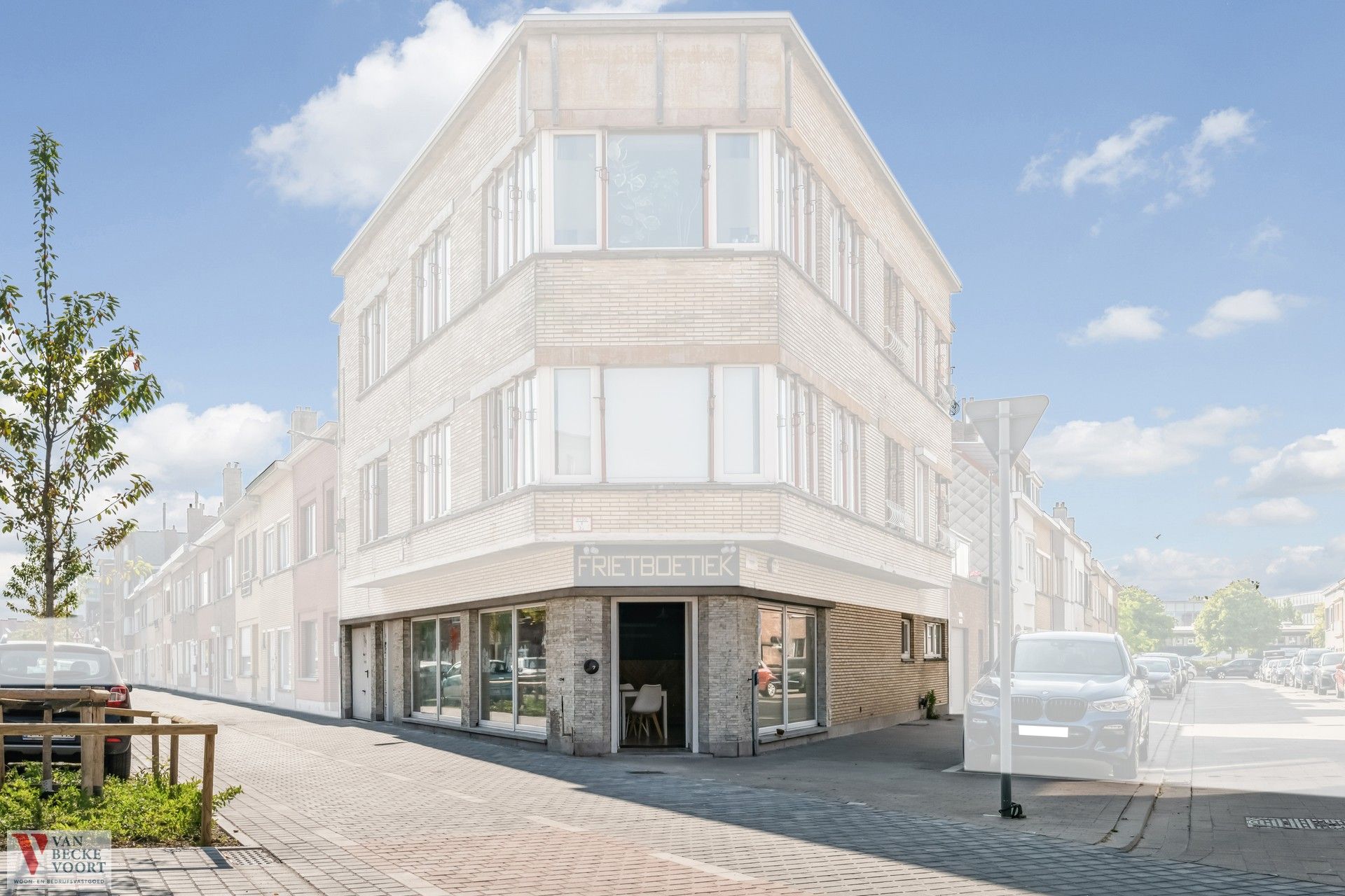 Handelspand op hoekligging met garage foto {{pictureIndex}}