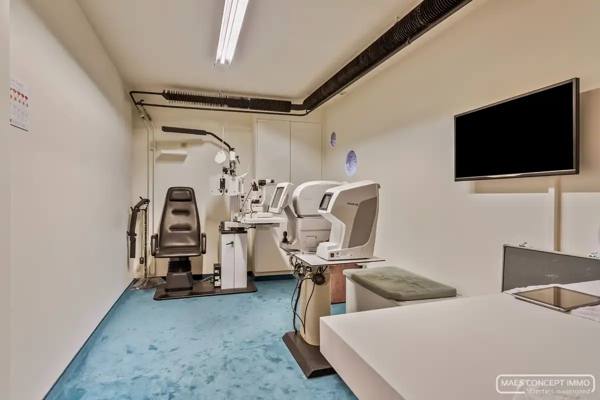 Te koop handelspand op top locatie met bovenliggend ruim appartement foto 12