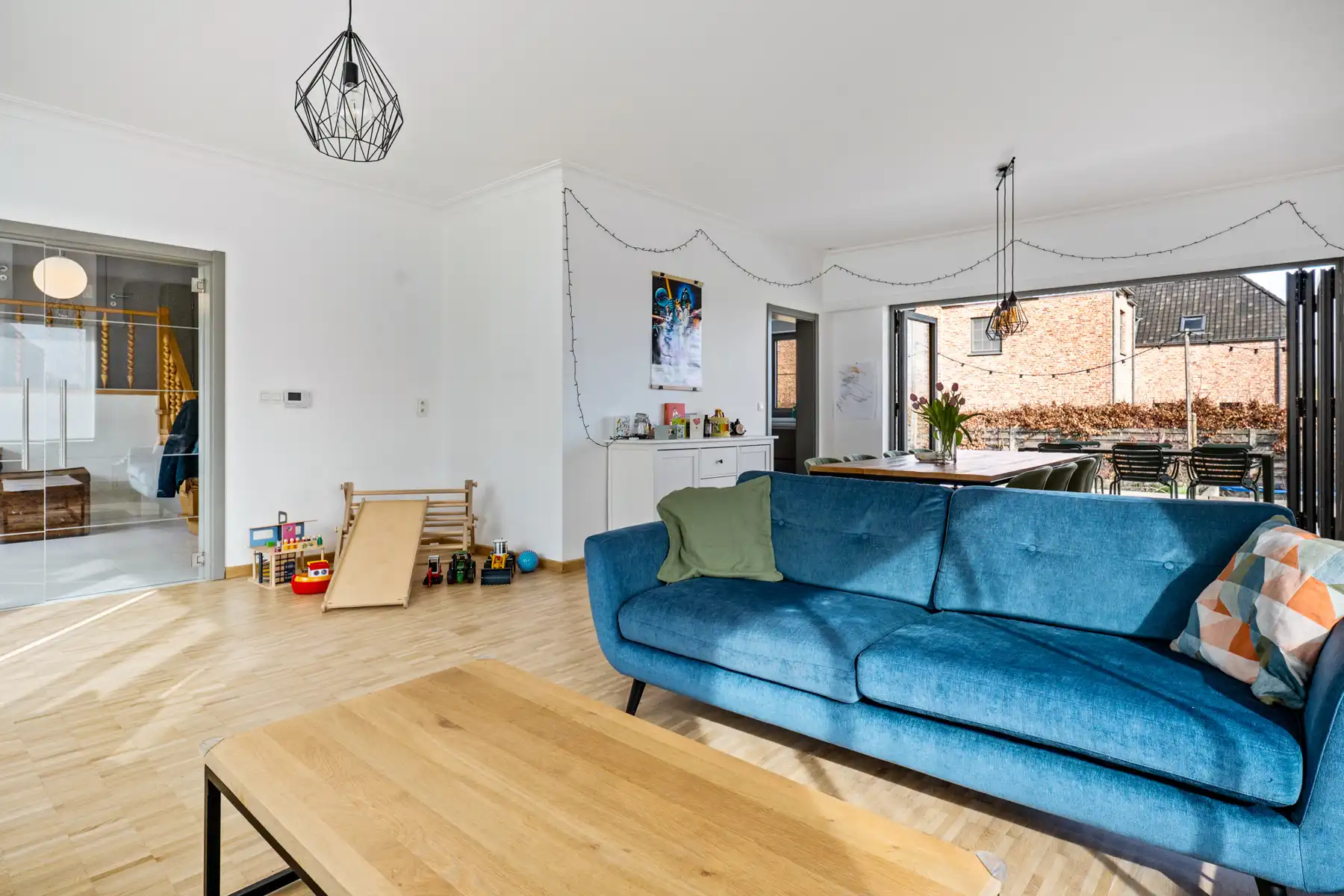 Villa met 5 slpk, 2 badkamers, ruime tuin, garage en kelder foto 8
