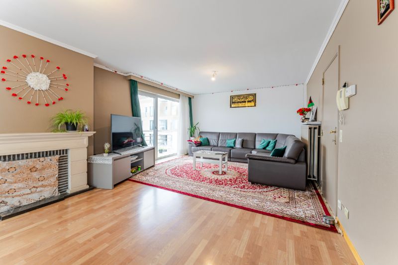 Roeselare-stadskern. Verzorgd twee-slaapkamerappartement met 3 terrassen, zuidelijk gelegen, 89m2 woonplezier. Aparte ondergrondse autostaanplaats mogelijk. foto 3