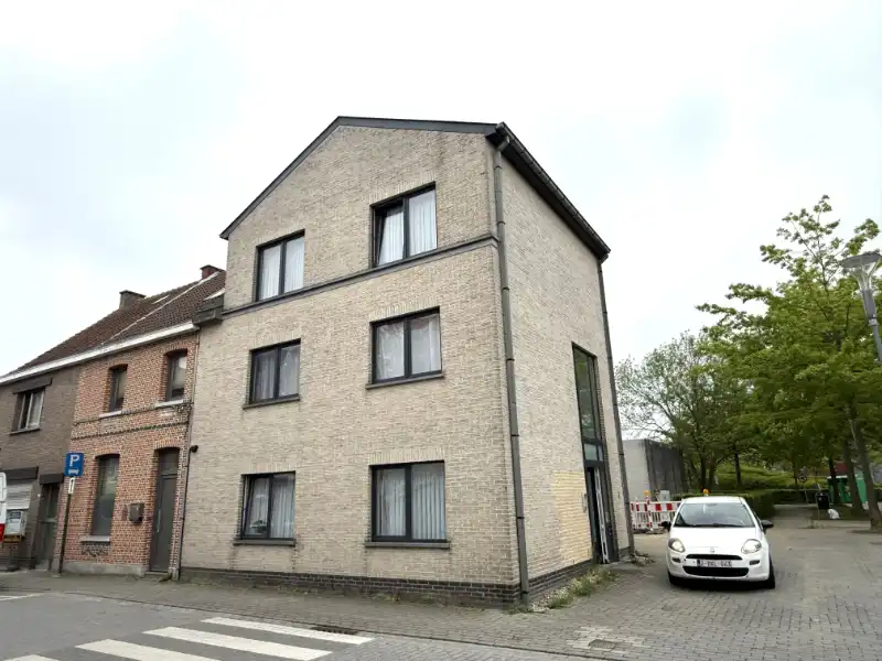 Modern gelijkvloers appartement nabij Sportcentrum Sint-Gillis foto {{pictureIndex}}
