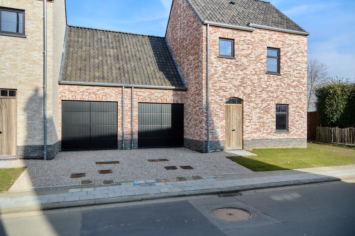 Ruime energiezuinige halfopen bebouwing met garage foto {{pictureIndex}}
