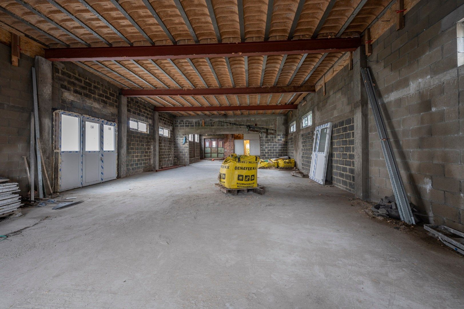 Ruim atelier (340m²) met woonst! foto 4