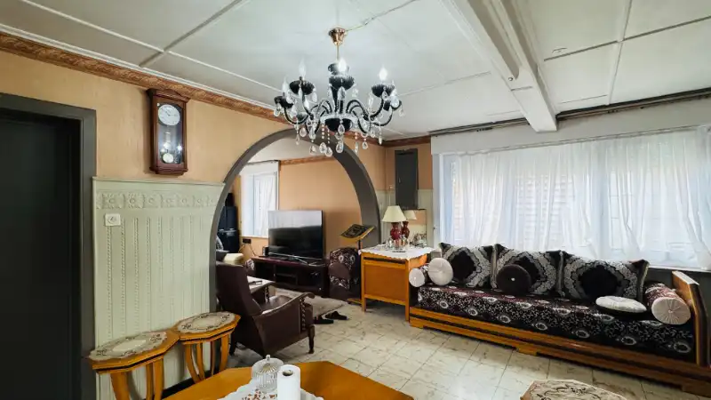 Grote, te renoveren half open bebouwing met 4 slaapkamers, tuin en garage foto 8