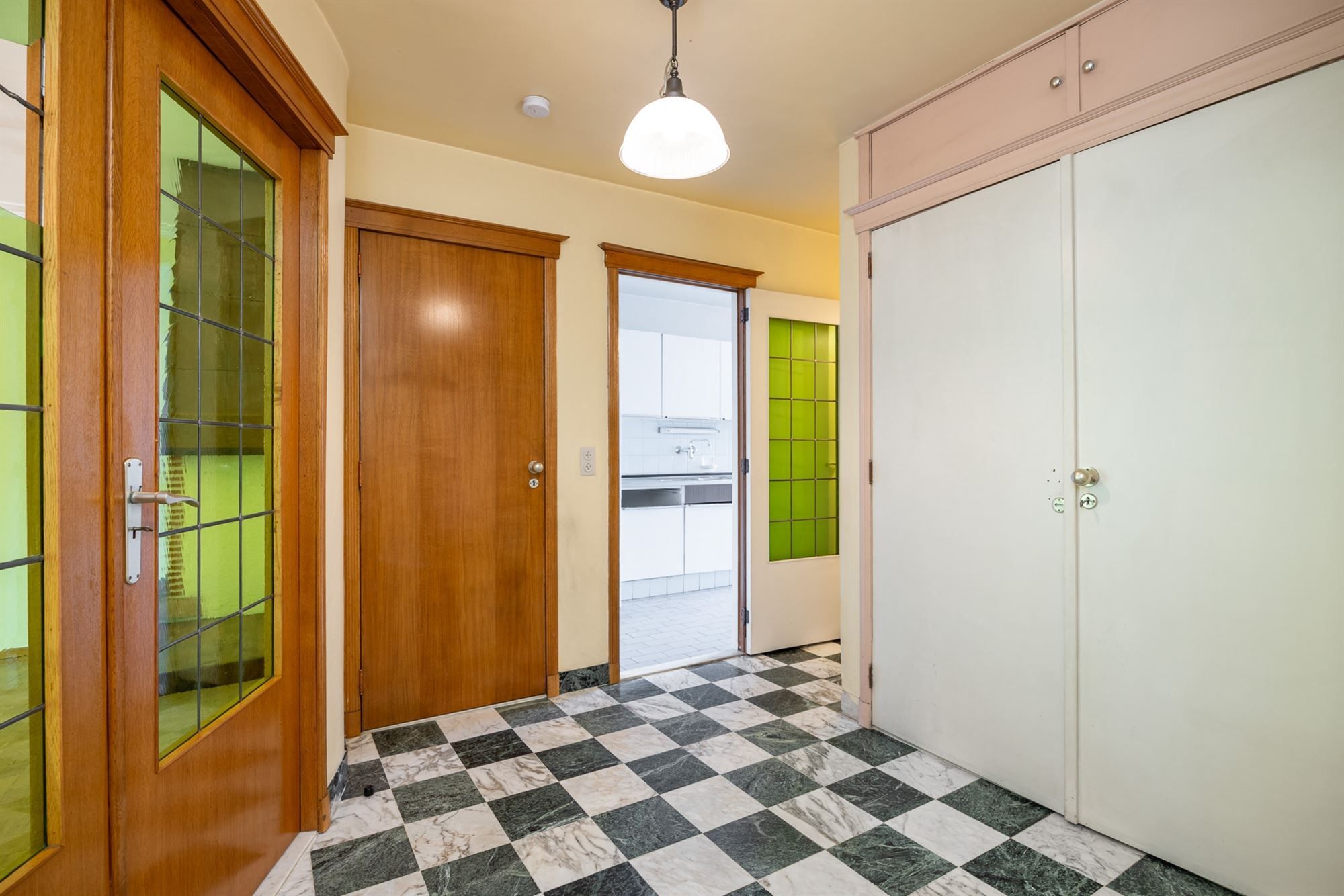 Te renoveren appartement met twee slaapkamers en terras foto 8