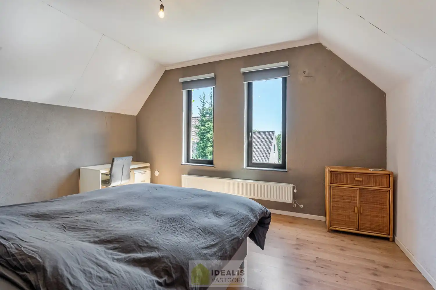 OP TE FRISSEN GEZINSWONING MET LICHTRIJKE LEEFRUIMTE EN AANSLUITEND RUIME KEUKEN, BERGING, BADKAMER VOORZIEN VAN DOUCHE EN BAD EN 3 SLAAPKAMERS OP EEN PERCEEL VAN 5A 37A - Deze woning omvat +-158m² bewoonbare oppervlakte verdeeld over een lichtrijke woonkamer met aansluitend een ruime keuken, berging, badkamer voorzien van douche en bad en 3 slaapkamers. De woning is gelegen op een aangenaam perceel van 5a 37ca vlakbij het centrum van Opitter (Bree), op fietsafstand van winkels, horeca en scholen,… Zeer geschikt voor kandidaten op zoek naar een op te frissen woning met karakter die ruimte en rust biedt doch dicht bij allerlei faciliteiten is gelegen. foto 14
