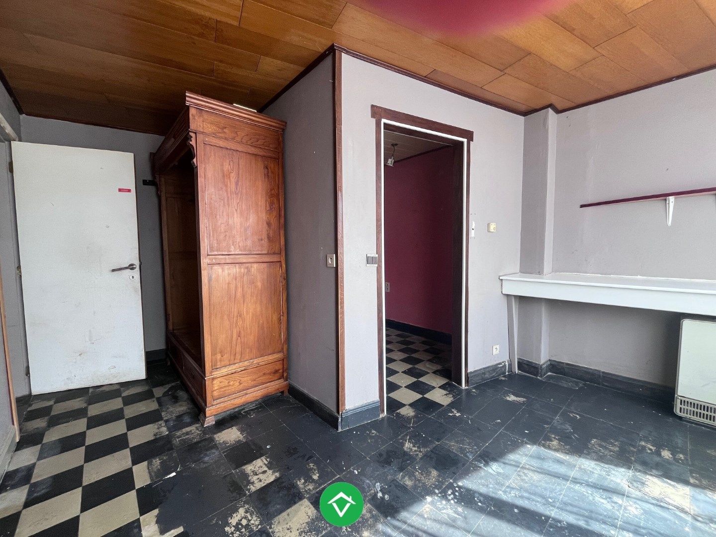 Op te knappen hoekpand met karaktervolle gevel, vlakbij de Spil.  foto 11