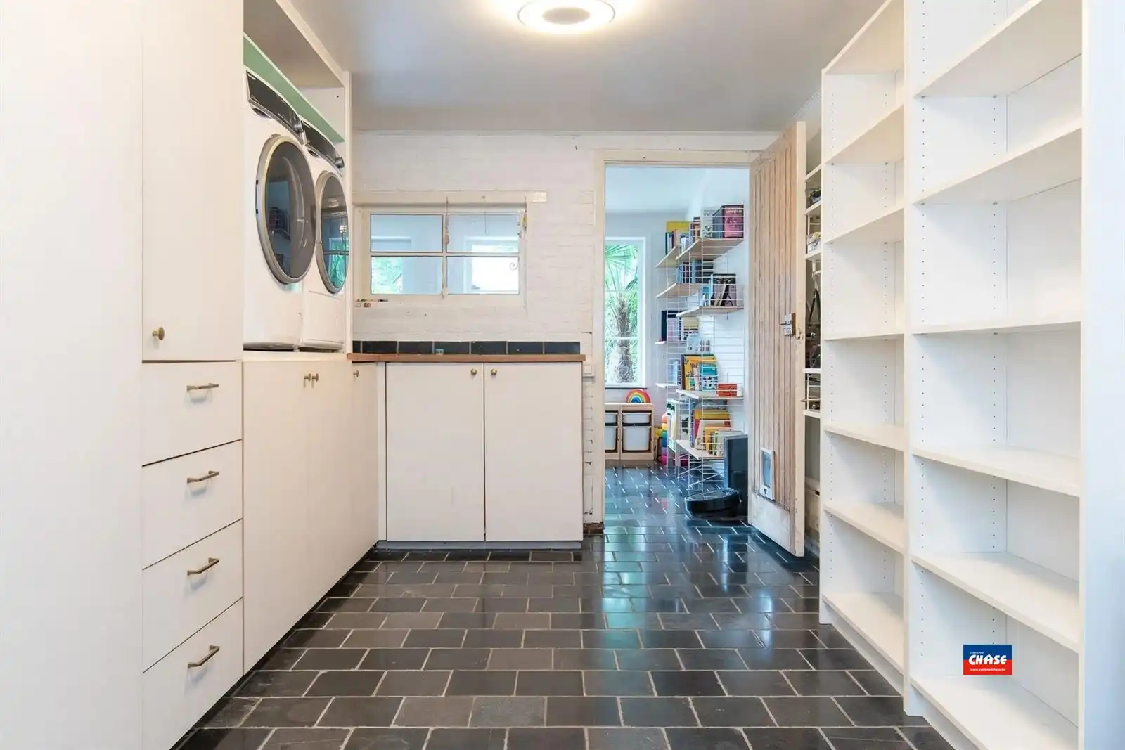 Ruime gezinswoning met drie slaapkamers, ruime tuin en oprit foto 22