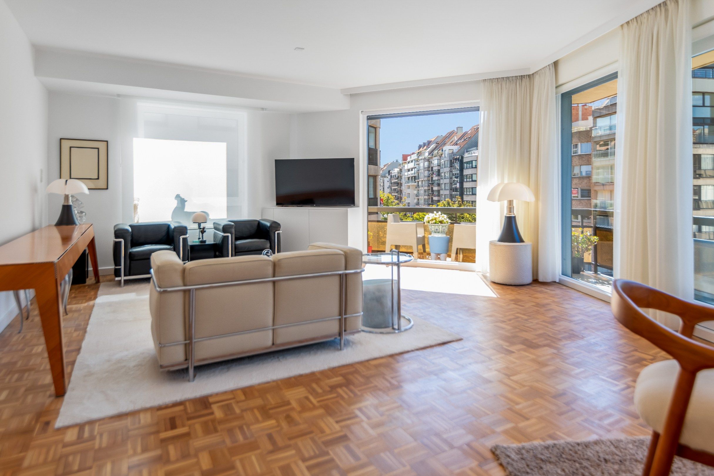  Zonnig hoekappartement op de hoek van de Lippenslaan en de Zoutelaan, met 2 slaapkamers. foto {{pictureIndex}}