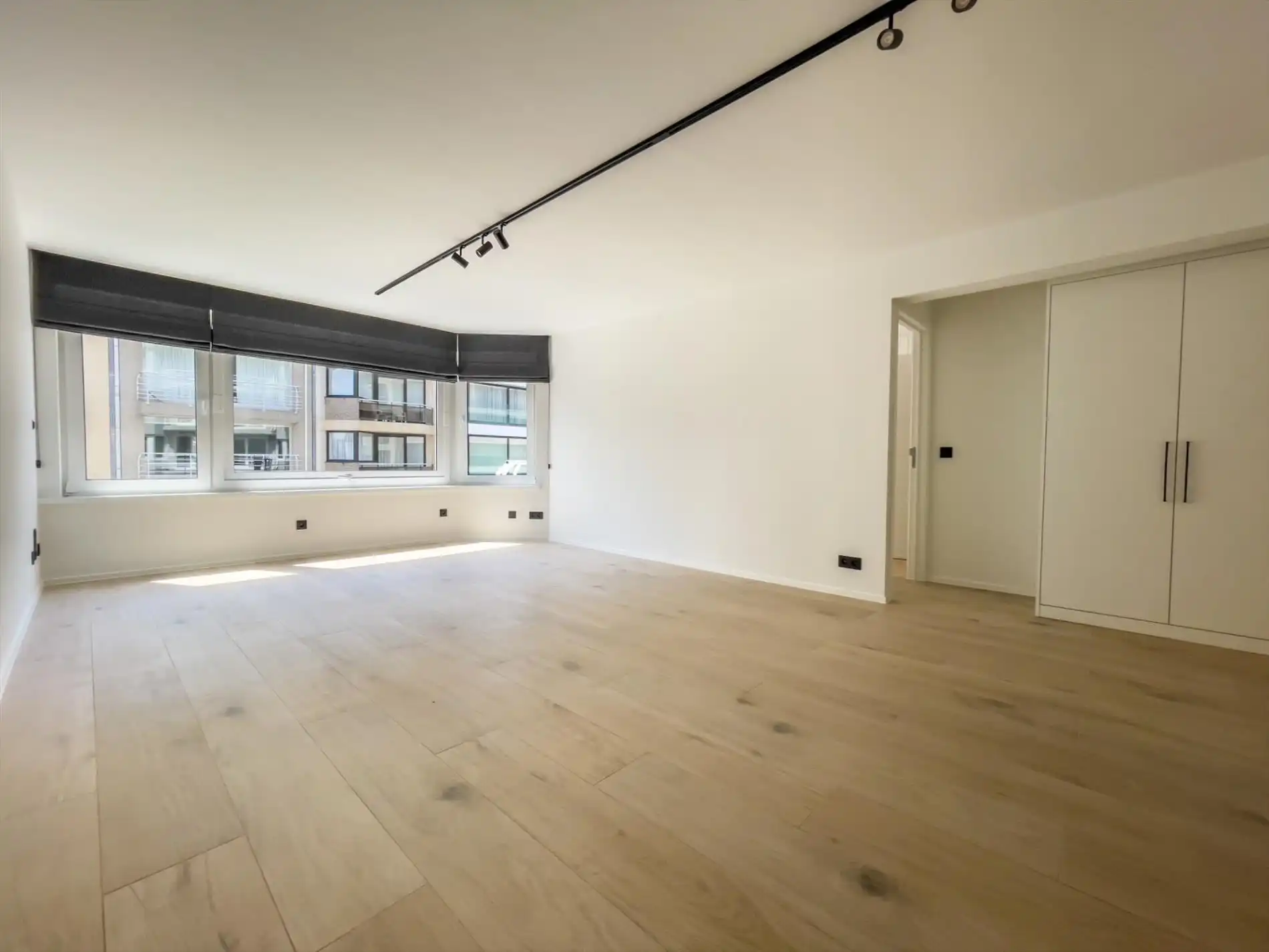 Zonnig, volledig gerenoveerd en ongemeubeld appartement gelegen in de buurt van het Rubensplein met zijdelings zeezicht. foto 2