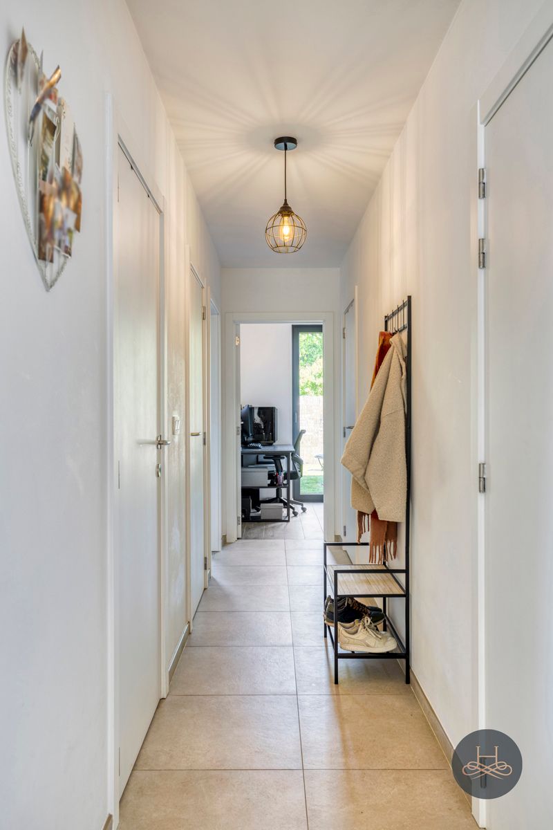 Lichtrijk, recent gelijkvloers appartement met toffe tuin foto 12