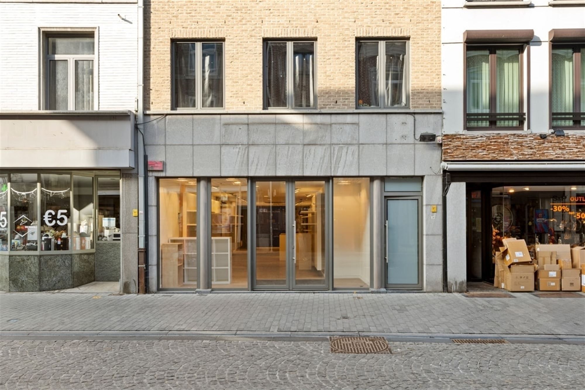 HANDELSRUIMTE TE HUUR MIDDEN IN HET STADSCENTRUM VAN SINT-TRUIDEN  foto 3