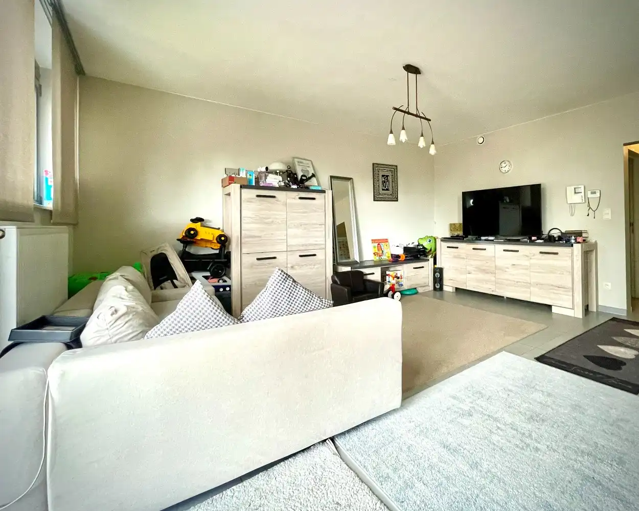 Prachtig en ruim gelijkvloers appartement met 2 slaapkamers, privé-tuin en autostaanplaats dicht bij het centrum van Maasmechelen. foto 3