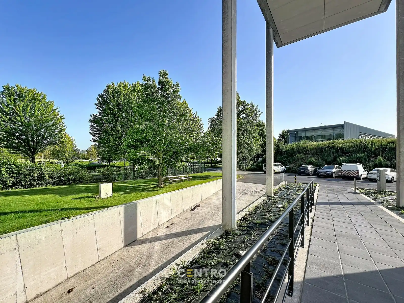 Energiezuinige, vernieuwde SERVICED kantoorruimte met mogelijkheid om een MAGAZIJN (215m²) bij te huren op Ieper Business Park! foto 3