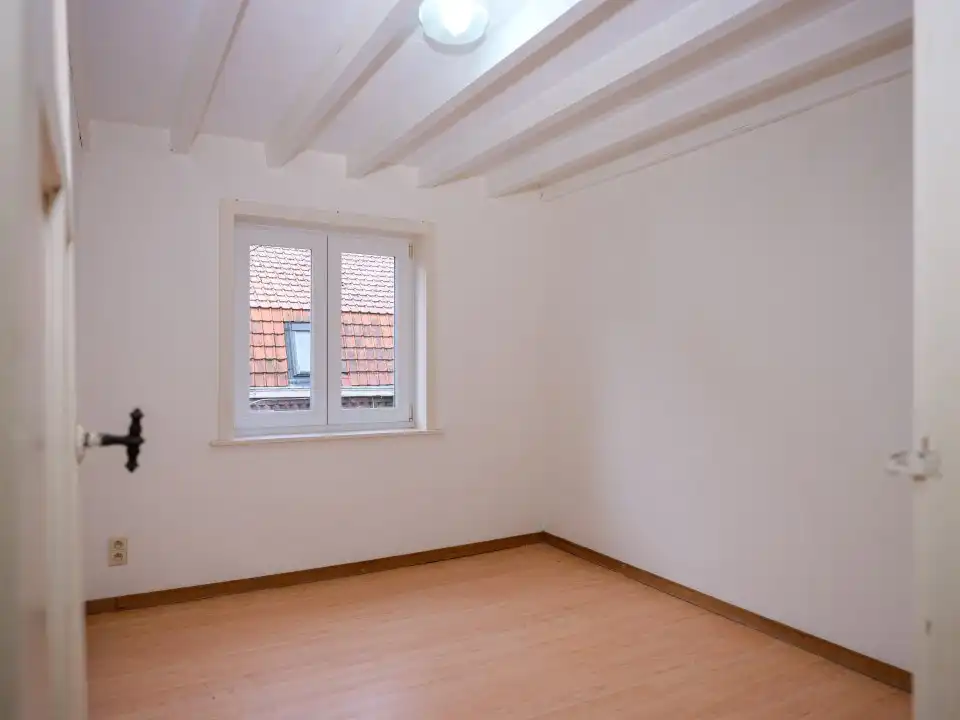 Centraal gelegen, deels te renoveren woning foto 7