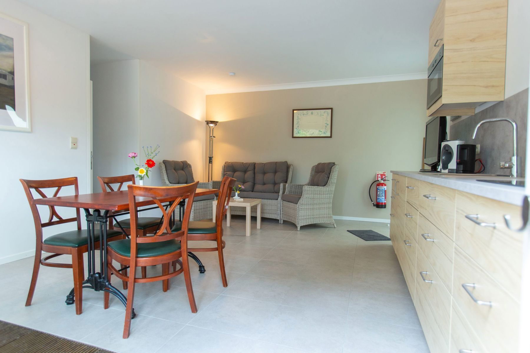 Ruim handelspand + 2 vakantiewoningen. foto 26
