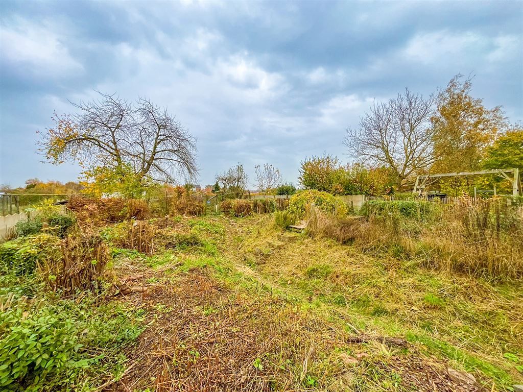 Ruime op te frissen woning met groene tuin! foto 26