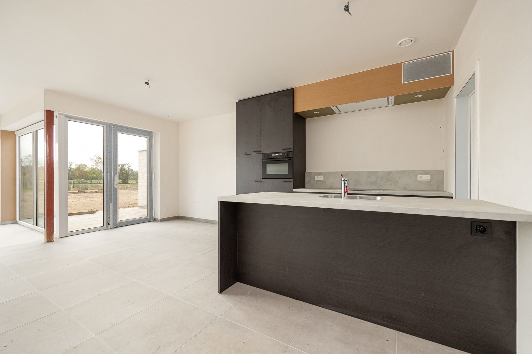 Woning met 3 slaapkamers en carport/fietsenberging op perceel van ca 366m² foto 5