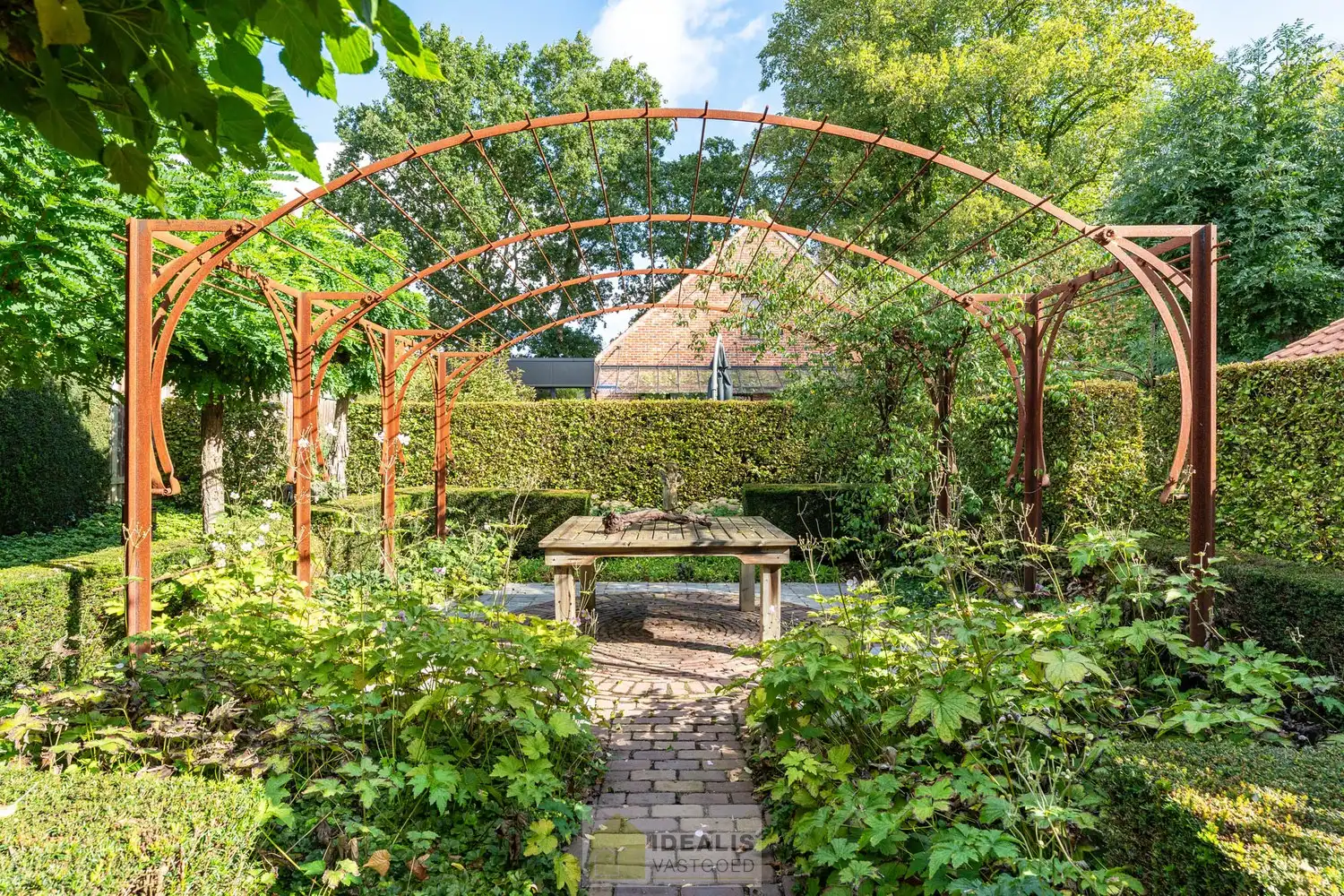 IDYLLISCH GELEGEN BIJZONDERE EIGENDOM BESTAANDE UIT RIANT WOONHUIS, APART BEWOONBAAR BIJGEBOUW EN ATELIER OMGEVEN DOOR EEN SCHITTERD AANGELEGDE TUIN EN WEILAND. Het domein is toegankelijk zowel aan de mooie Urnenveldstraat doch ook via een uitzonderlijk mooie oprijlaan toegankelijk langs de boszijde van het perceel. Deze vrijstaande woning, gebouwd in 1986, beschikt over een sfeervolle leefruimte in vol contact met de tuin en biedt een heerlijke atmosfeer dankzij de centraal geplaatste speksteenkachel. Op de verdieping beschikt de woning over slaapkamers en sanitair. Een absolute meerwaarde is het afzonderlijk volledig ingericht bijhuisje, centraal op het perceel, voorzien van alle woonfaciliteiten. Verder is er de mogelijkheid om wonen/werken te combineren via het knap afgewerkte atelier, met vergezicht op het eigen weiland. Geschikt voor kandidaten op zoek naar een ruime en instapklare parel met een idyllische uitstraling! foto 35