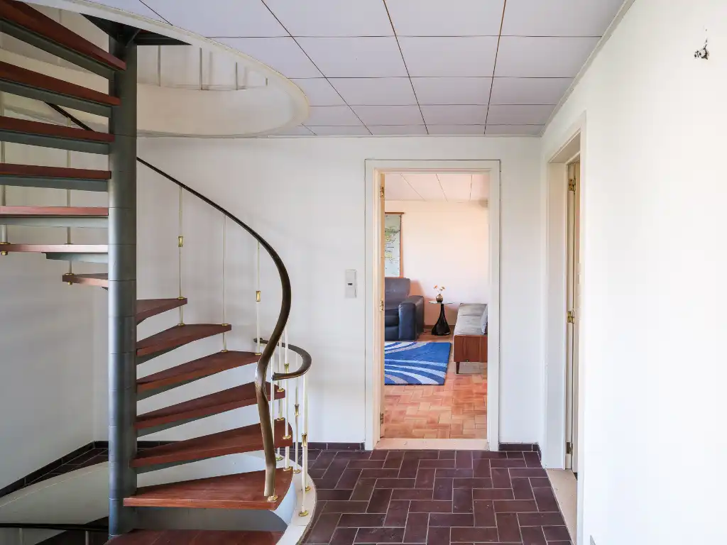 Mid-century modern villa met vier slaapkamers, verdeeld over drie niveaus, gelegen op een groen perceel in Lievegem. foto 9