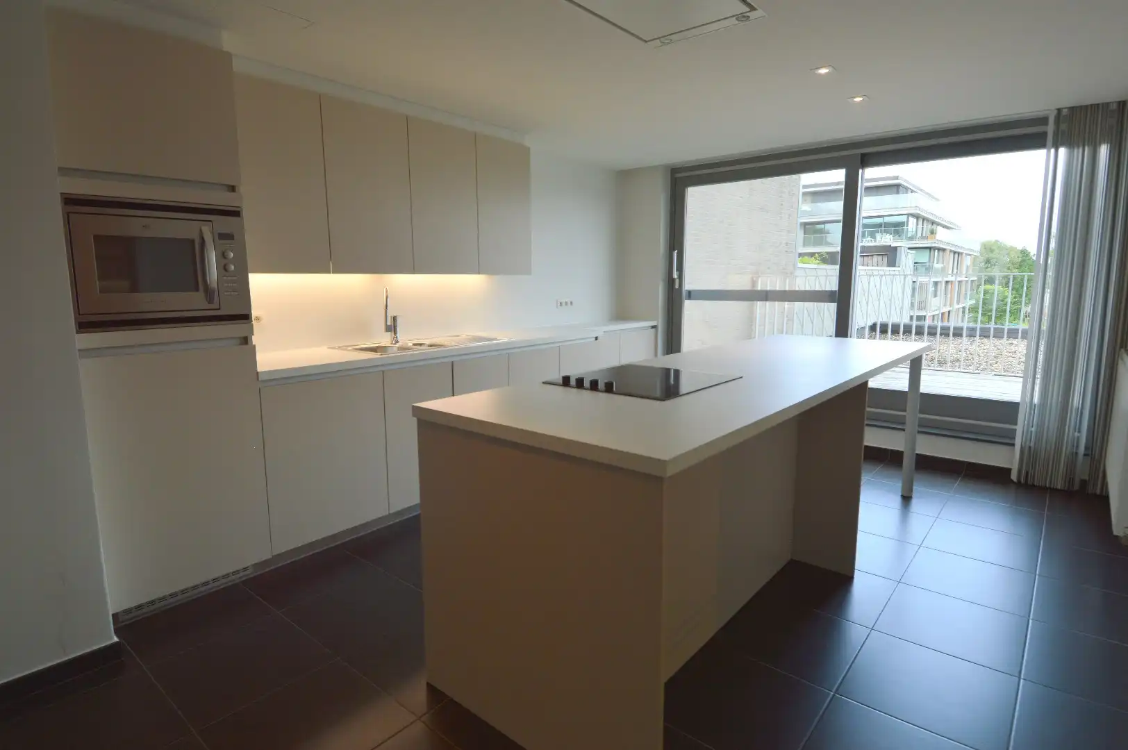 Ruim appartement met 2 slaapkamers, 2 terrassen én garage in het centrum van Harelbeke foto 2