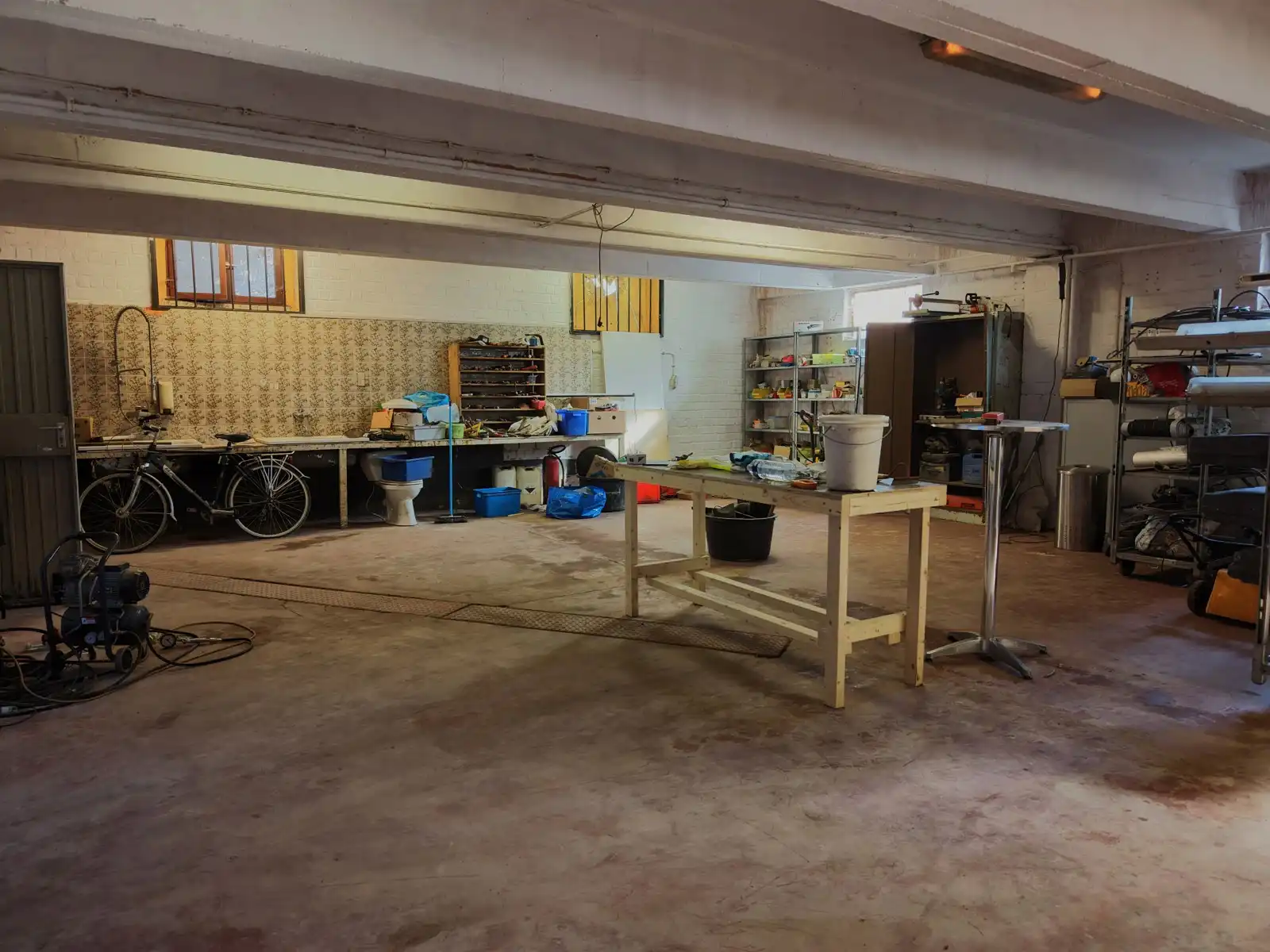 Ruime opslagplaats van  ca. 1.100m². foto 8