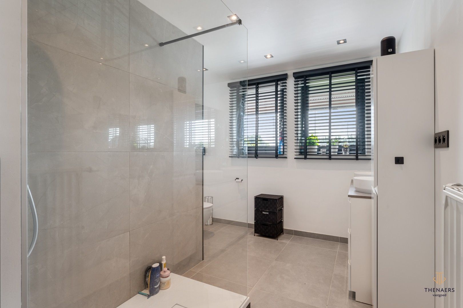 INSTAPKLARE WONING MET 3 SLAAPKAMERS, TUIN EN CARPORT. foto 21