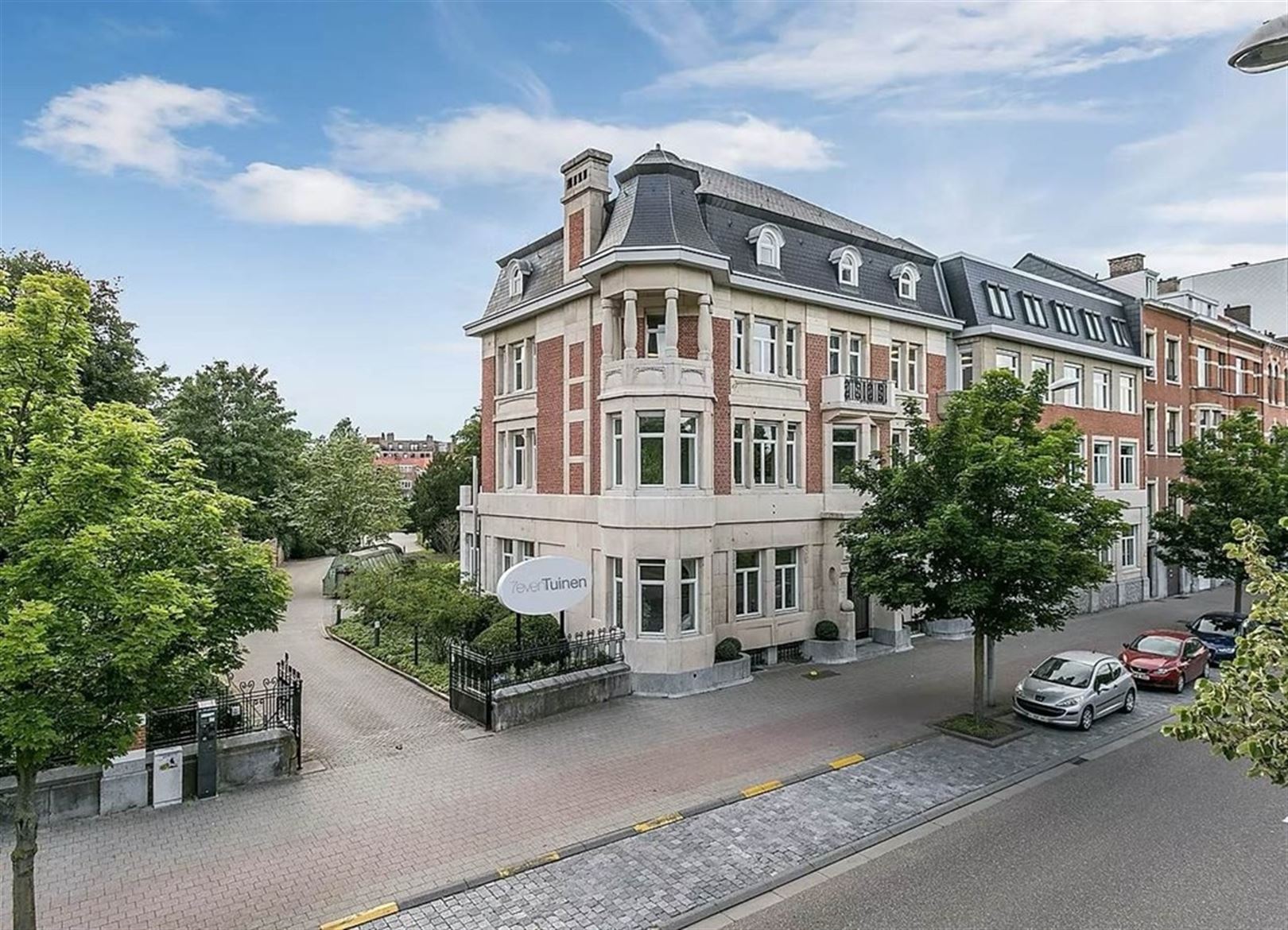 Kantoorgebouw foto {{pictureIndex}}