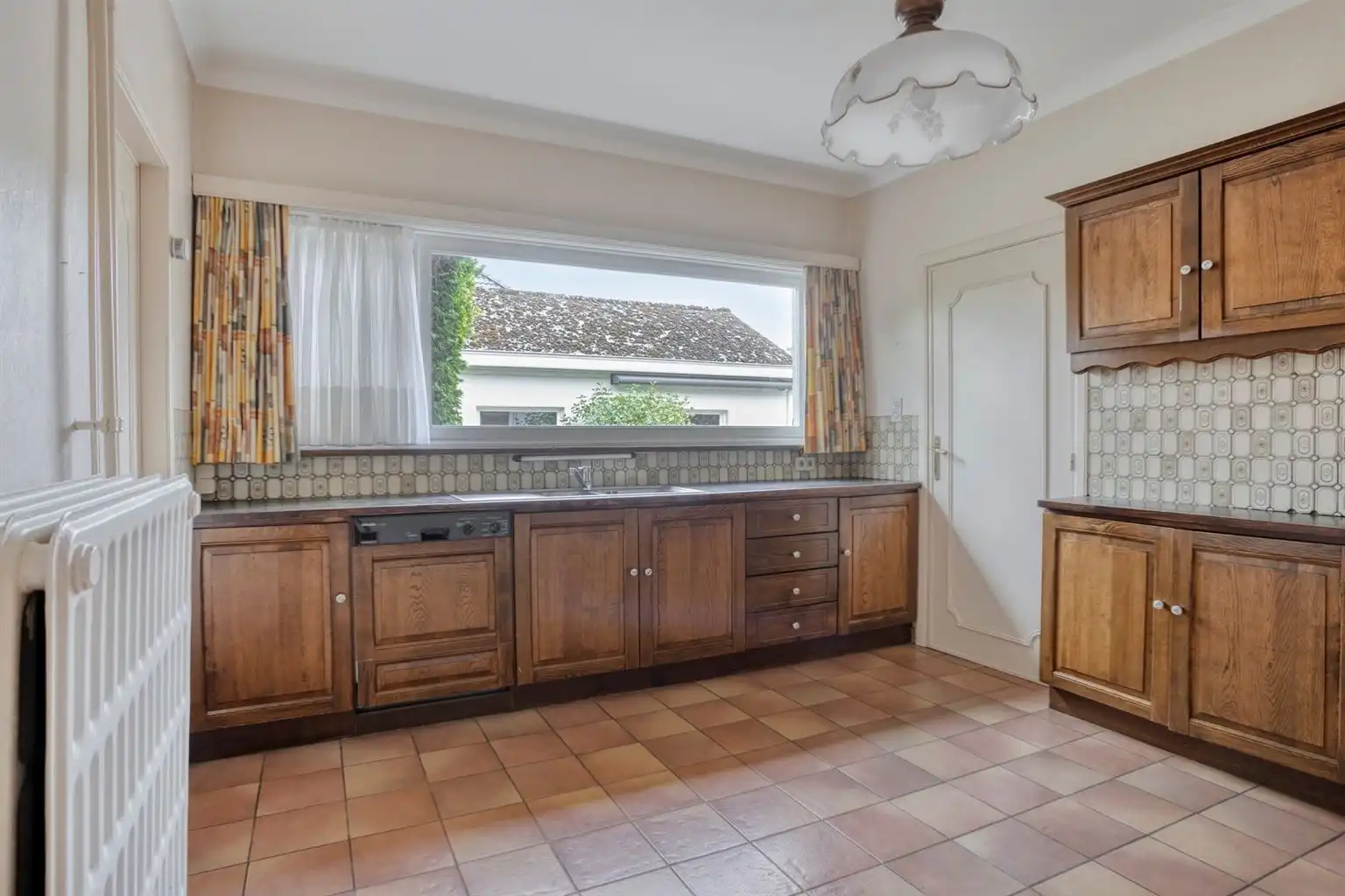Charmante, gelijkvloerse woning met 3 slaapkamers, vrijstaande garage en uitzonderlijk ruime, zuidgerichte tuin op een prachtig perceel van 21a38ca in Oudsbergen. foto 6
