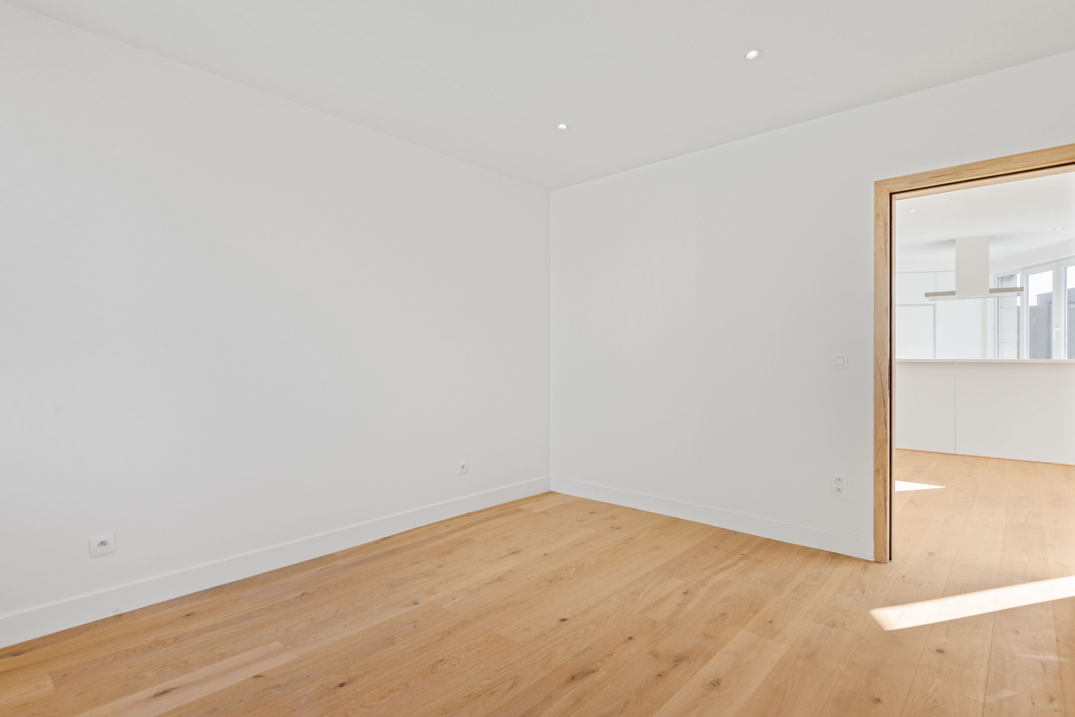 Volledig gerenoveerd 2 slaapkamer appartement met hoogwaardige materialen en veel lichtinval! foto 14
