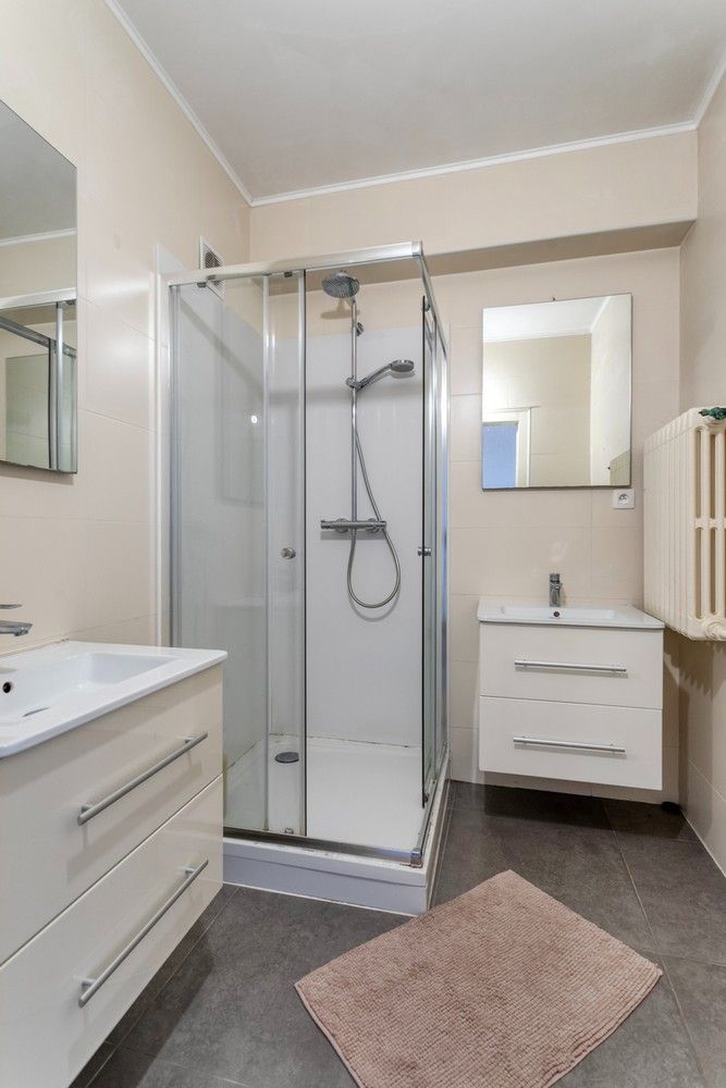 Goed onderhouden, ruim twee slaapkamer appartement met terras foto 10