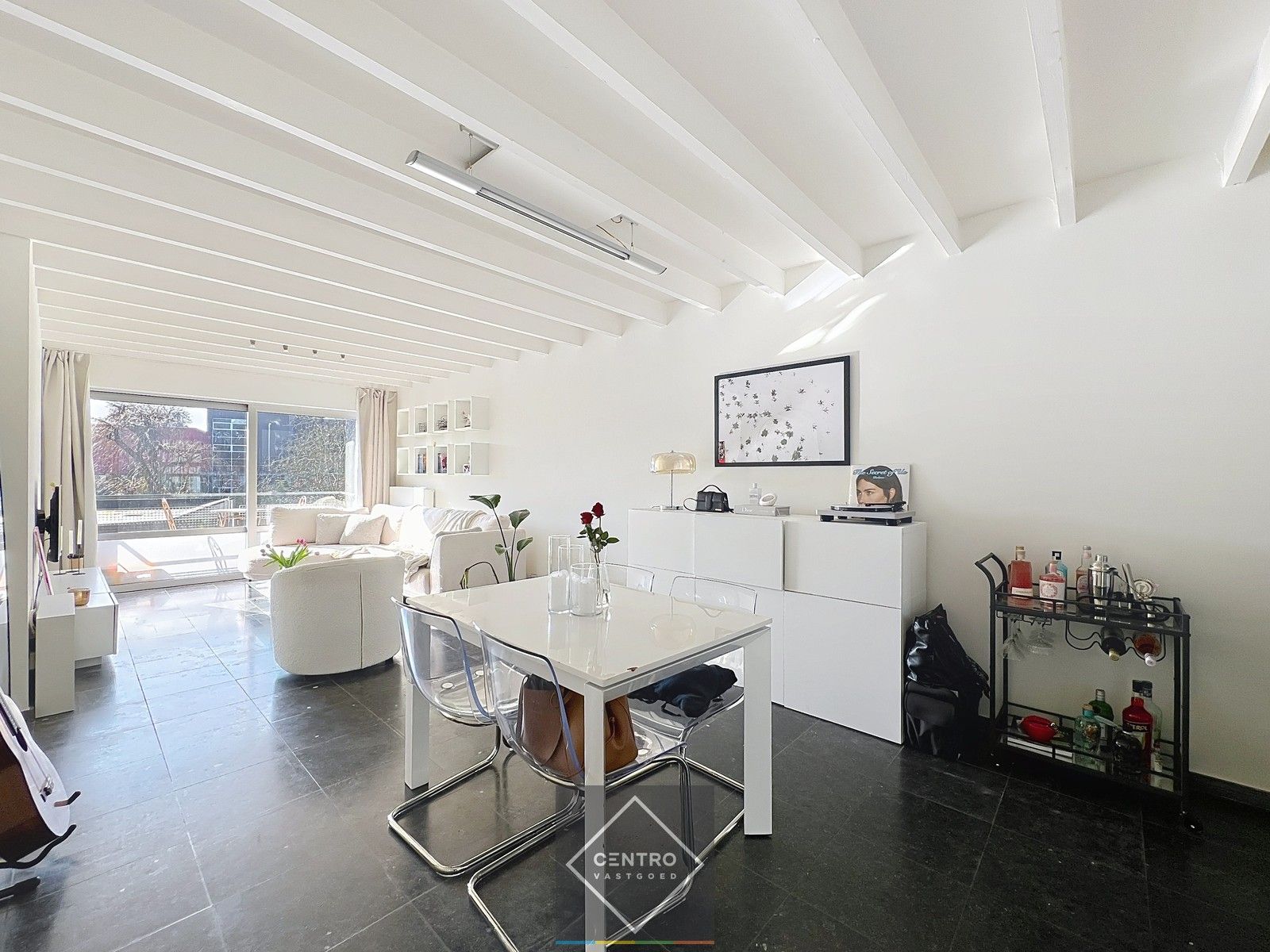 Gelijkvloerse kantoor/praktijkruimte én triplex appartement (met aparte toegangen) op het Kerkplein van Rumbeke! foto {{pictureIndex}}